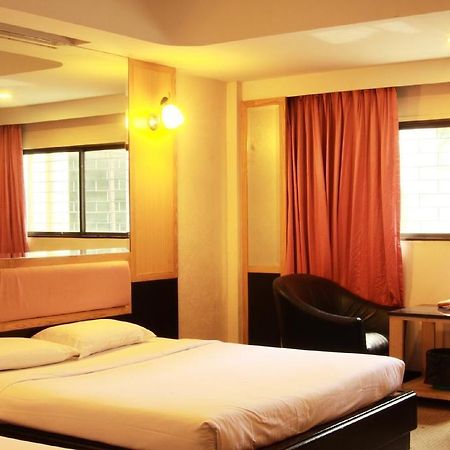 Pradipat Hotel Банкок Екстериор снимка