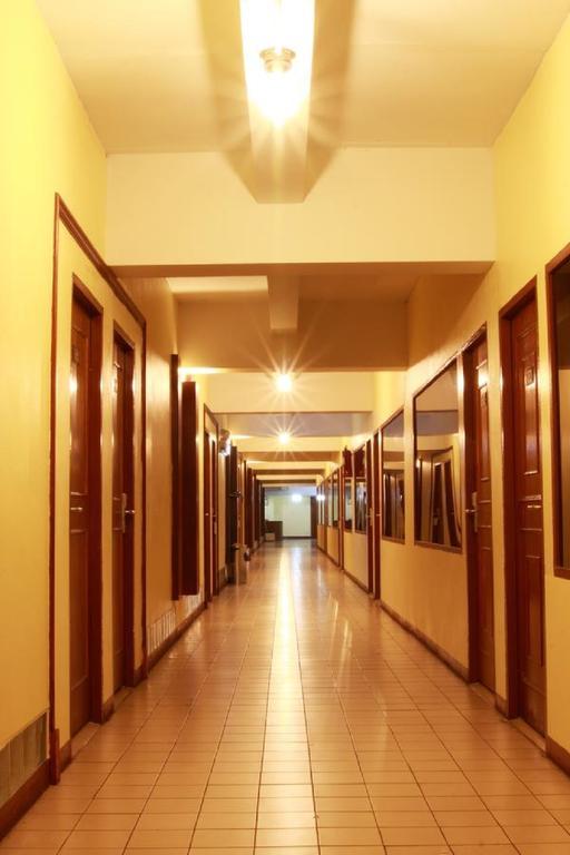 Pradipat Hotel Банкок Екстериор снимка