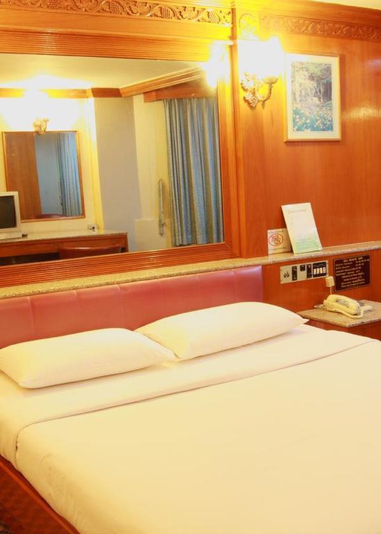Pradipat Hotel Банкок Екстериор снимка