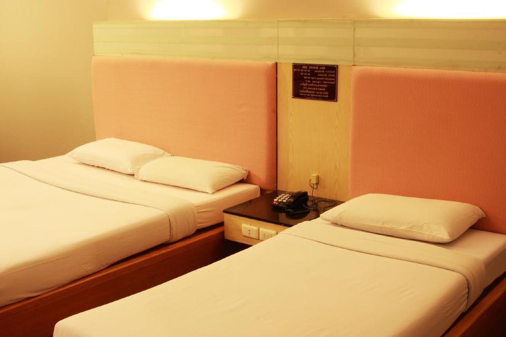Pradipat Hotel Банкок Екстериор снимка