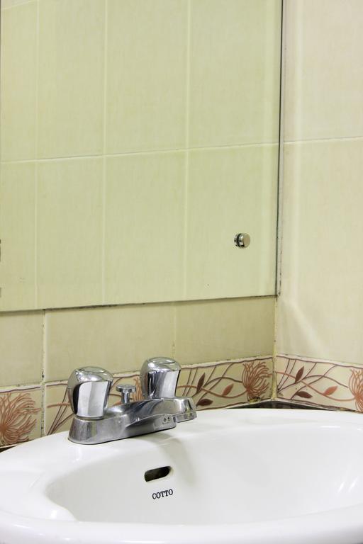 Pradipat Hotel Банкок Екстериор снимка