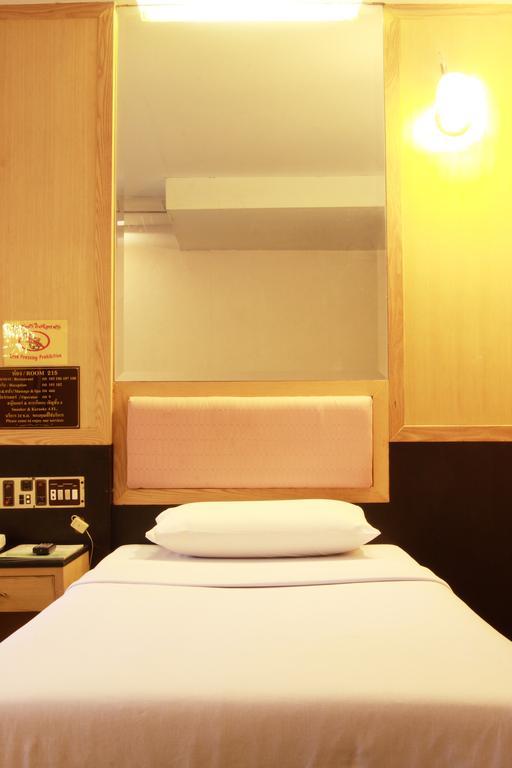 Pradipat Hotel Банкок Екстериор снимка