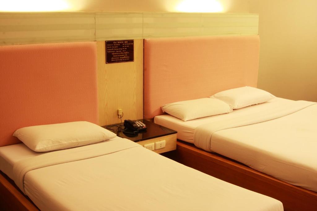 Pradipat Hotel Банкок Стая снимка