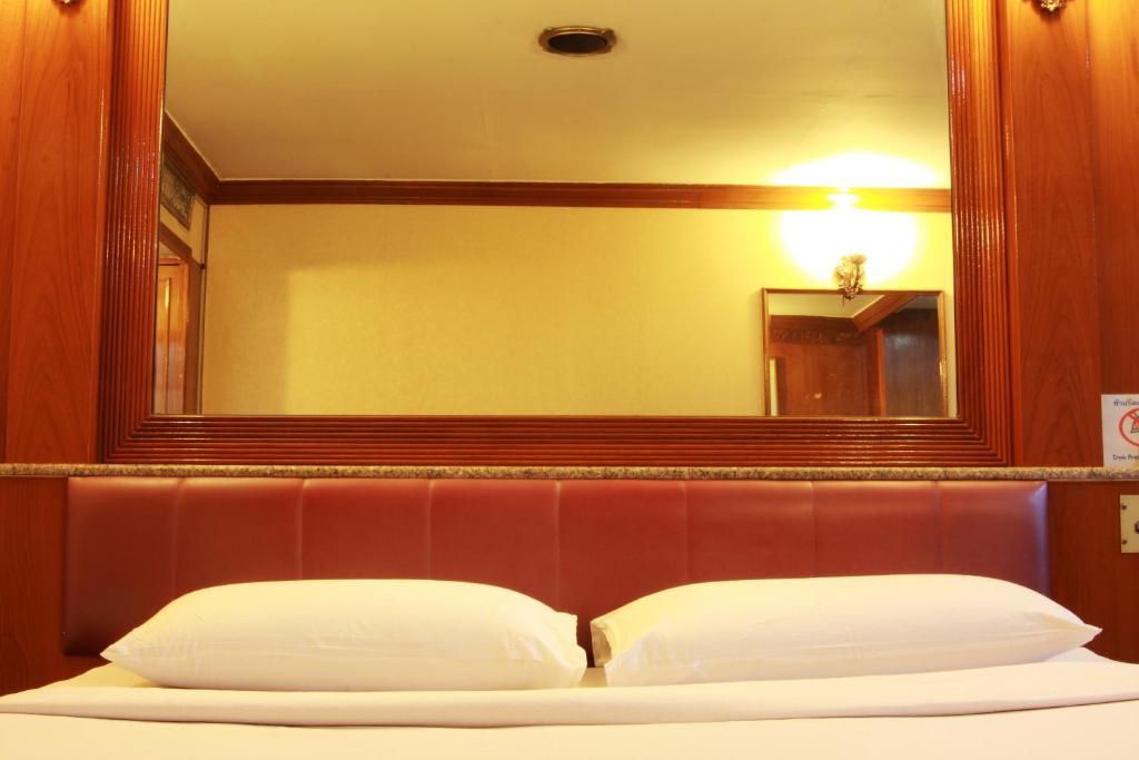 Pradipat Hotel Банкок Стая снимка