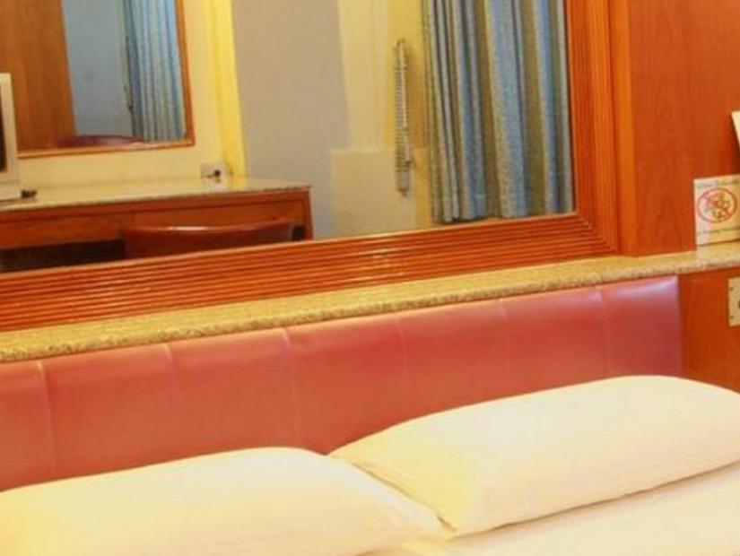Pradipat Hotel Банкок Екстериор снимка