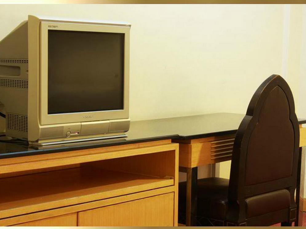 Pradipat Hotel Банкок Екстериор снимка